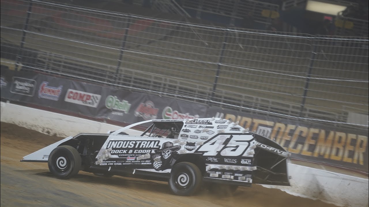 Struggling to advance positions: Gateway Dirt Nationals Qualifying feature race