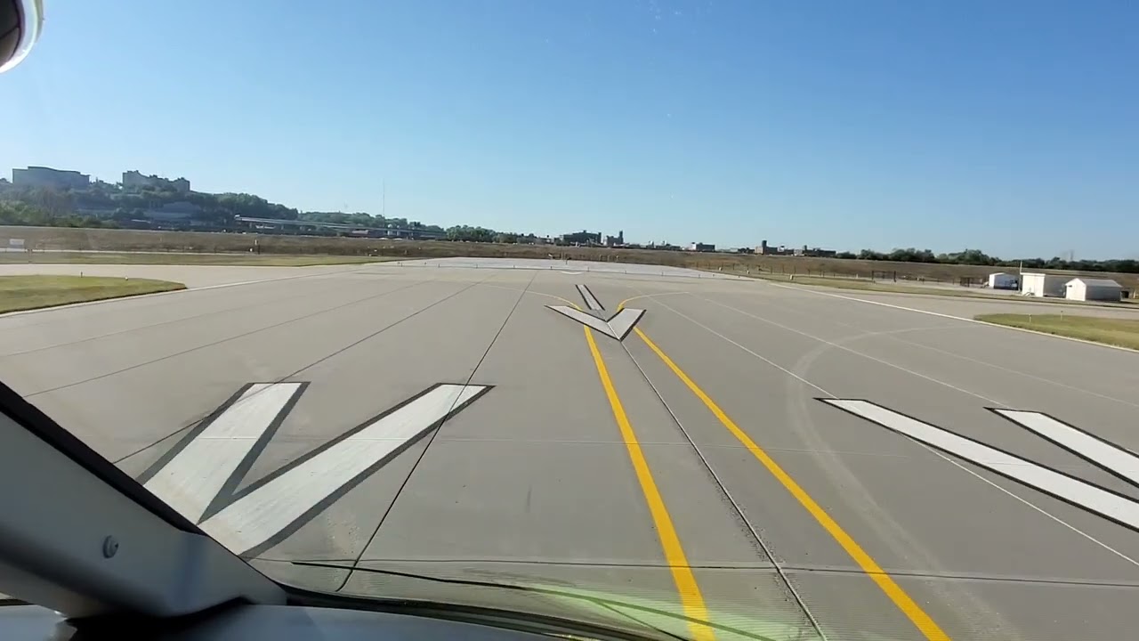 Bombardier Challenger 350 Jet landing Kansas City Downtown Airport (MKC) Runway 19 (P EL)