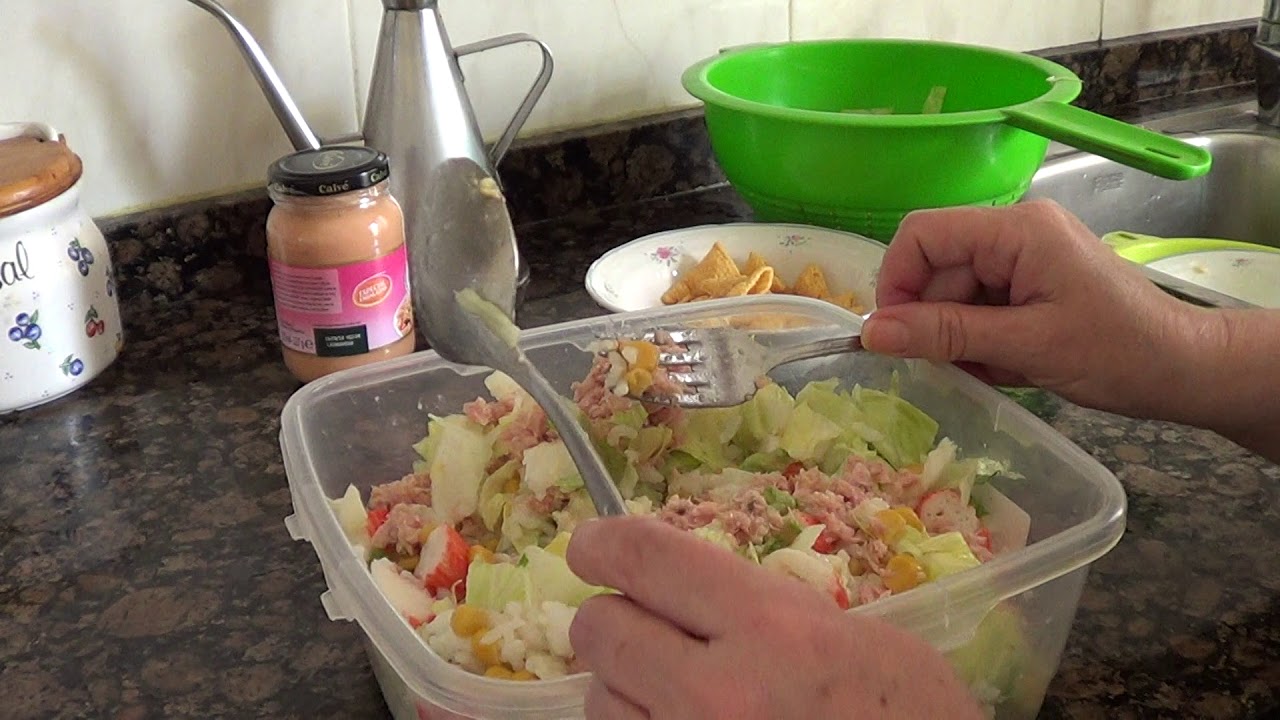 Ensalada con crujiente de maiz.MUY FACIL.RIQUISIMA.