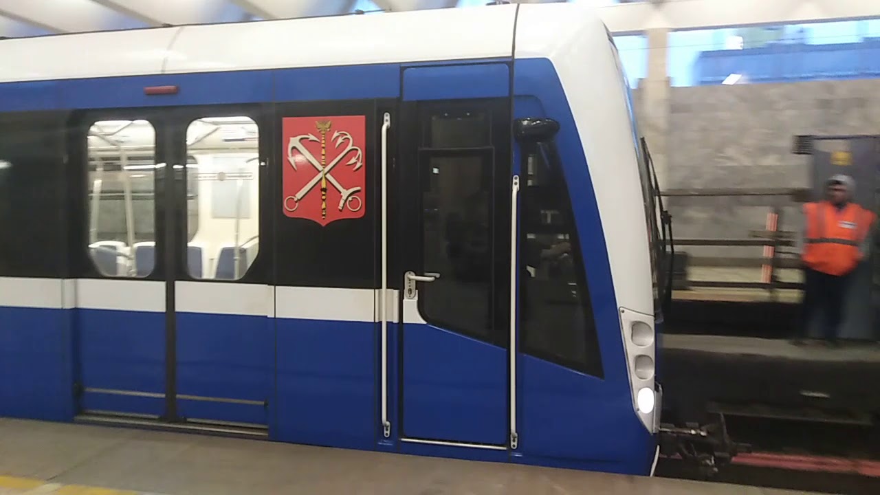 Метро поезд Нива на станции Рыбацкое