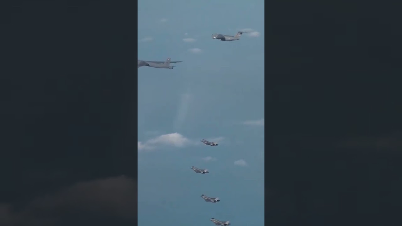 Бомбардировщики B-52 в сопровождении истребителей F-22 
