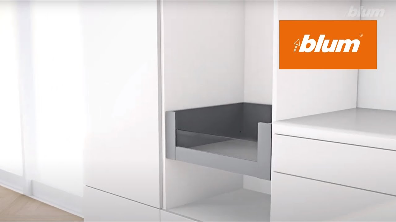 Assembly of MERIVOBOX inner pull-out with low design element | Blum