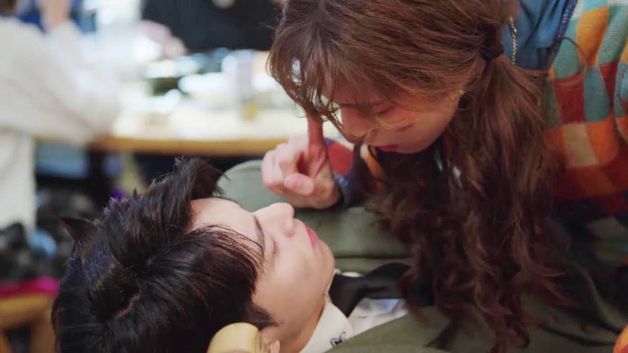 Это смущает! После того, как я был пьян, я коснулся моего коллеги!