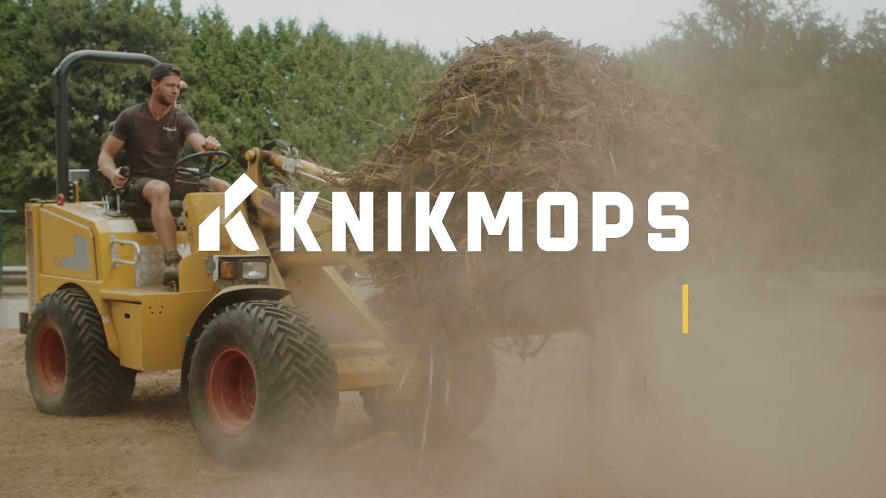 Knikmops aan het werk - Tuinaanleg