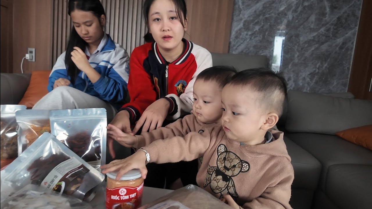 Khoảnh Khắc Ba Mẹ Con Em Thuỳ Cố Gắng Bán Hàng | Gia Đình Luận Thảo