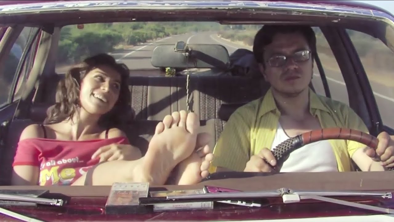 Loreto Aravena  - Pies desnudos en el parabrisas del auto
