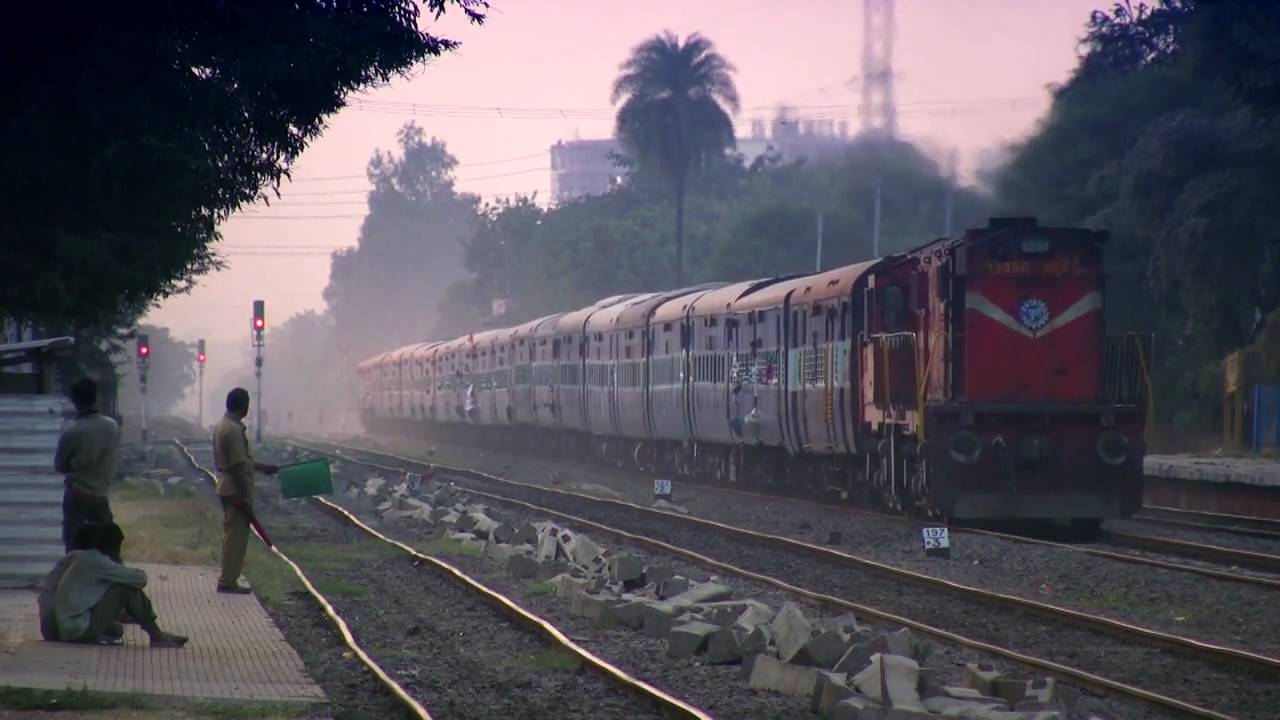 Video of Jhelum Express at Hadapsar with ALCo WDG-3a
