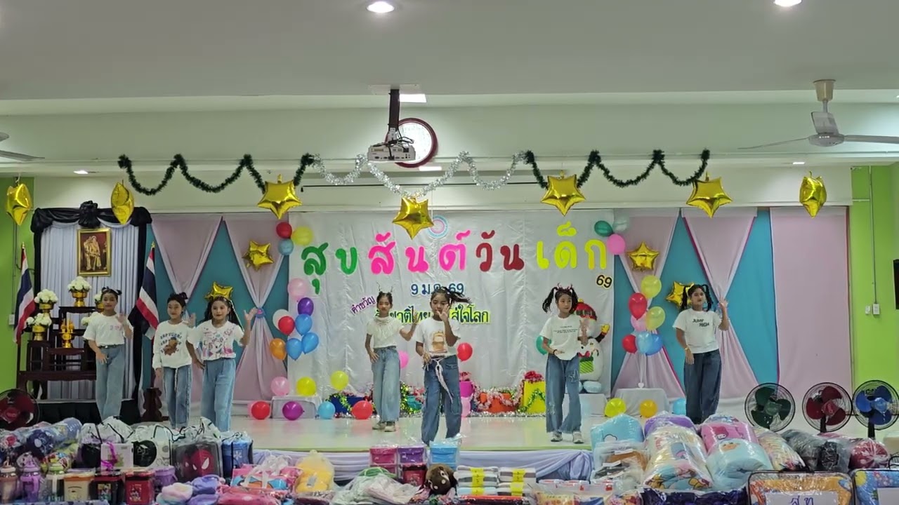 การแสดงชุด หลังคาแดง ชั้นประถม​ศึกษา​ปี​ 4 โรงเรียน​เทศบาล​1​(ราษฎร​บำรุง)​