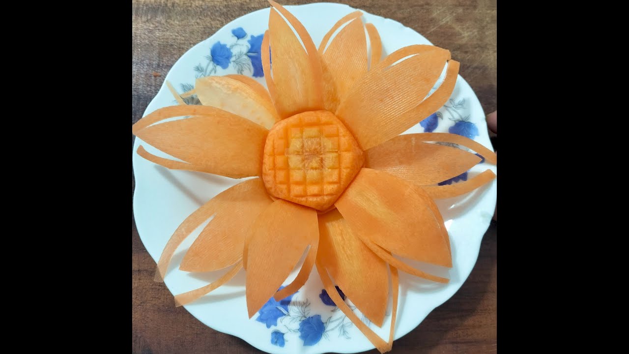 Tỉa bông hoa từ củ cà rốt (Carve flowers from carrots) 
