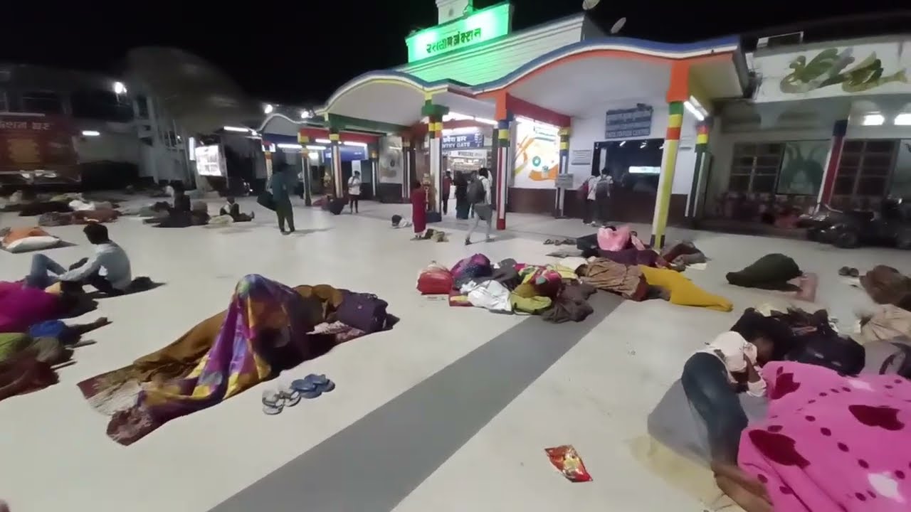 मध्यरात्रि का रतलाम स्टेशन People Sleeping on Ratlam Station at Midnight 