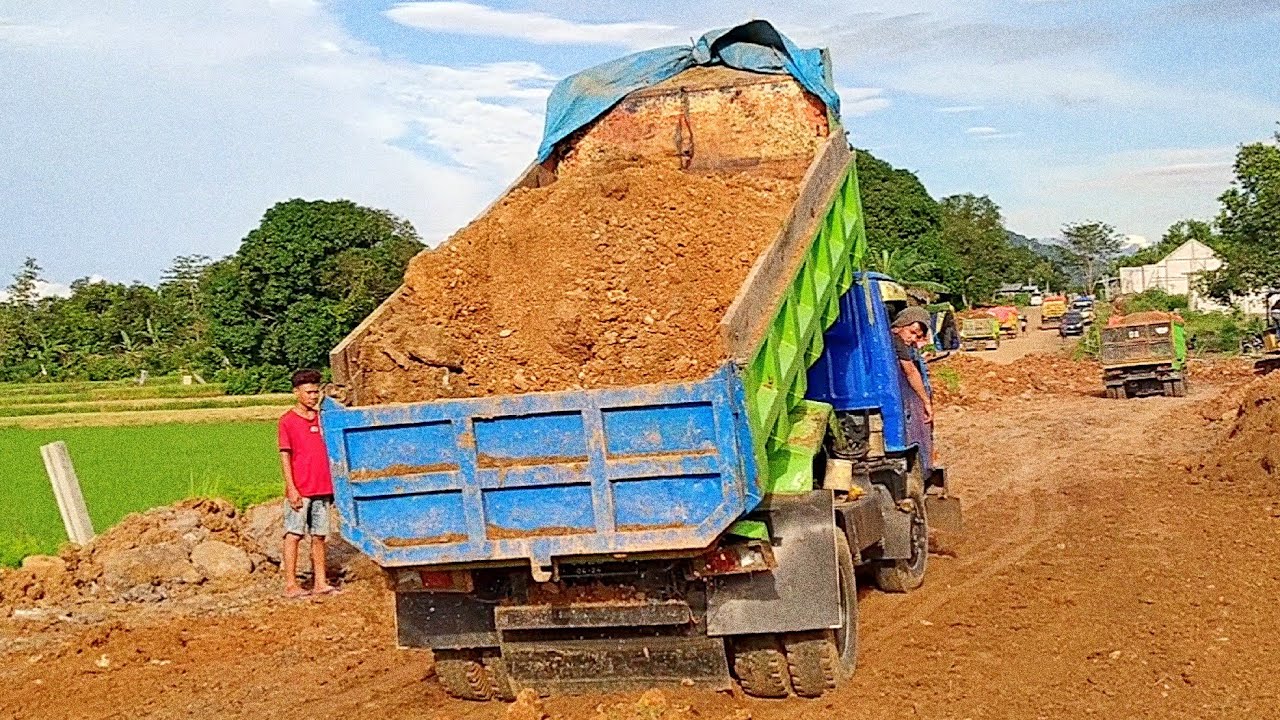 Truk Jomplang, Mobil Truk Toyota Rino Mundur Bongkar Muatan Tanah Timbunan Full Bak