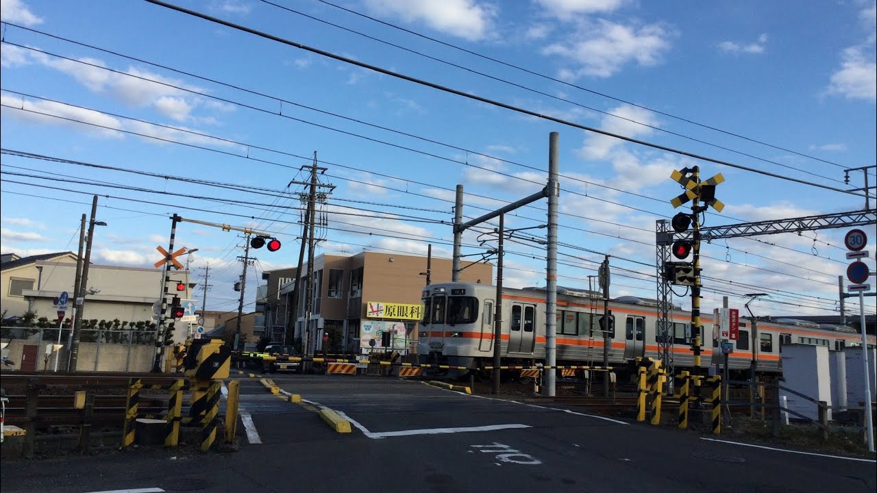 列車が競走！　名鉄とJRの踏切