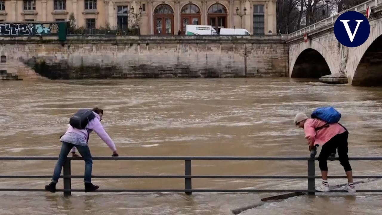 La crecida del río Sena en París sorprende a algunos peatones