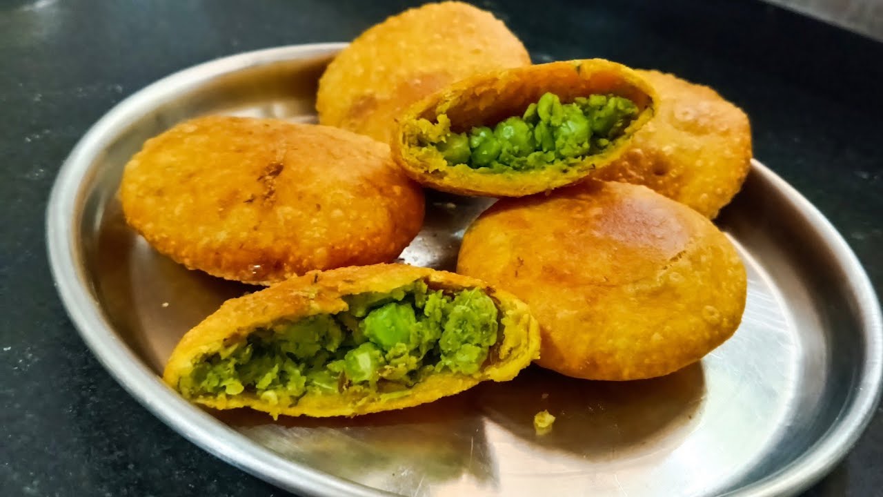 Ek bar is tarah se kachori banakar dekhiye Bar bar banane ka man karega  #matar ki kachori।