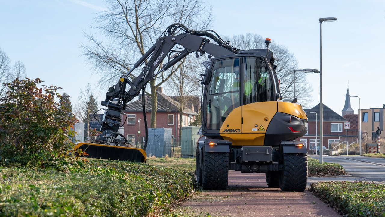 Mecalac 7MWR met takkenslagmaaier