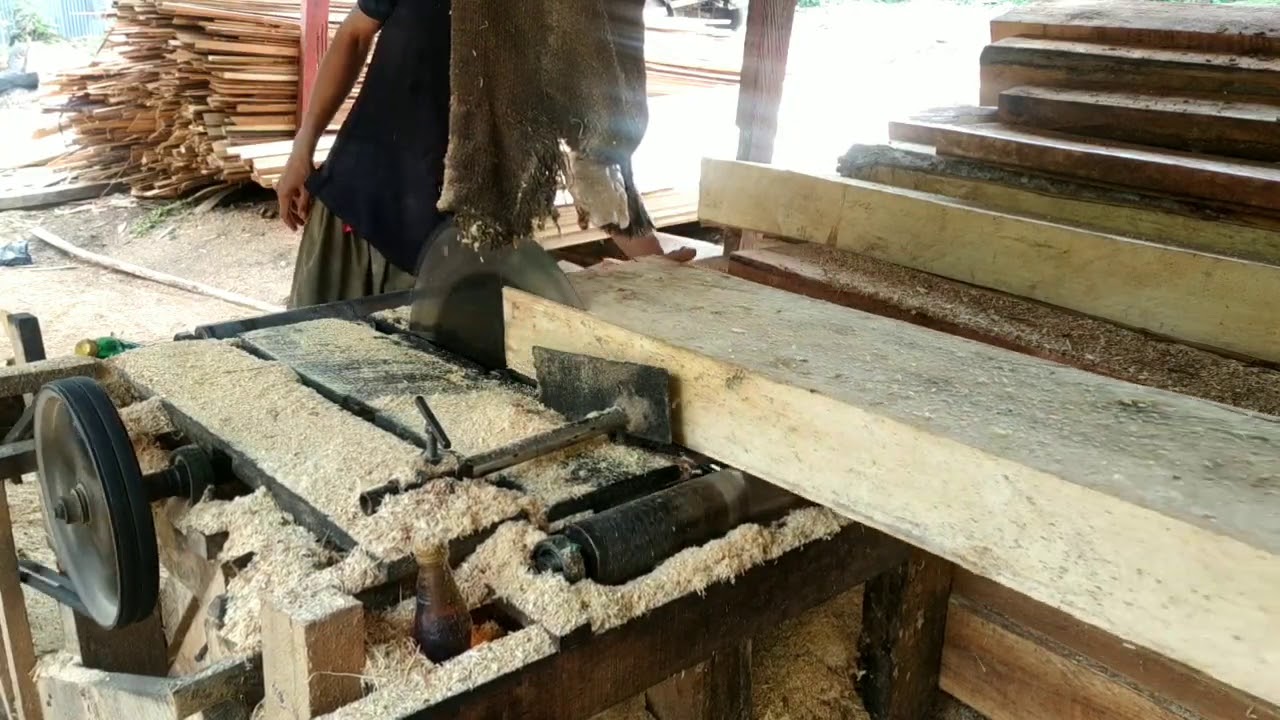 pembelahan kayu balok plat pakai somel gergaji piringan cepat dan rapi