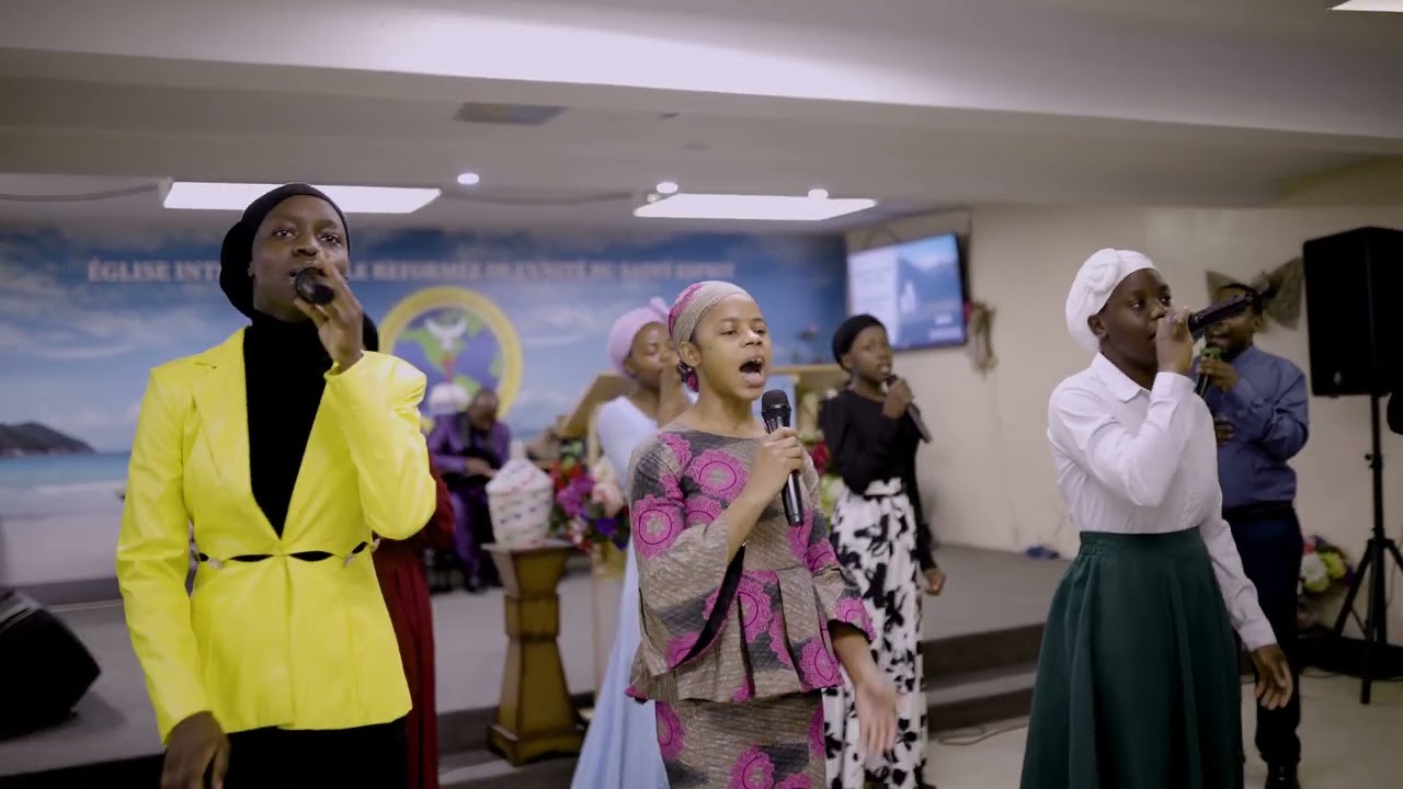 Vizuizi ndani ya makanisa by IC CHOIR Québec QC Canada Eiruse 