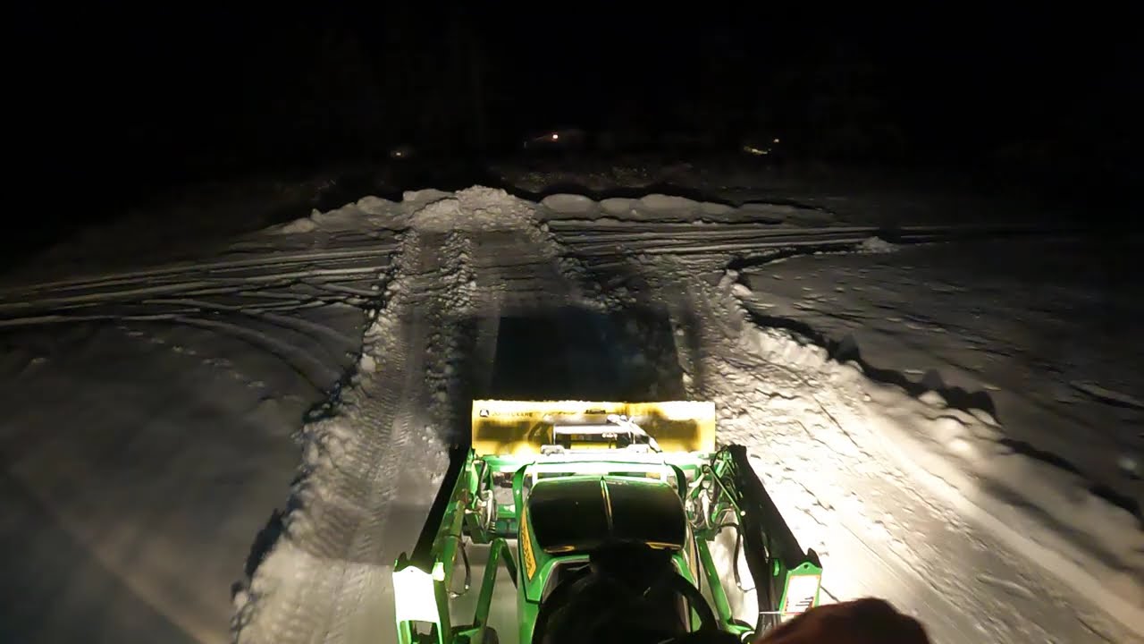 Night time clearing 6 inches of snow with John Deere 1025R (Part 1)