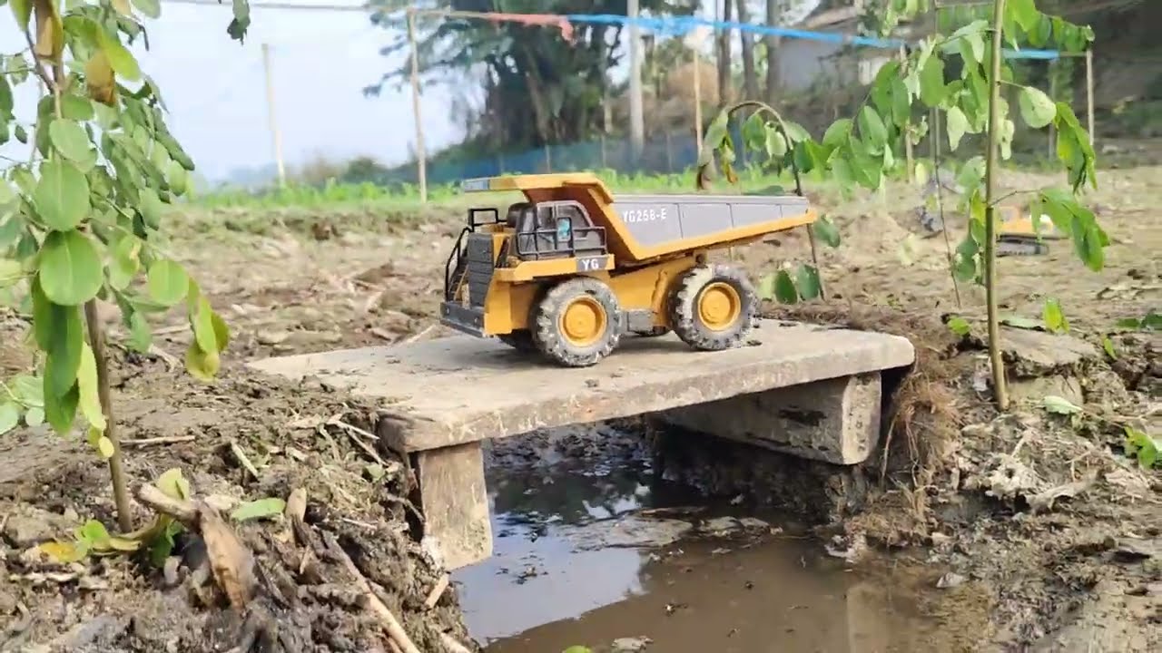 পকলেন টা নিয়ে জাওয়া হচ্ছে Road construction র কাছে।#Exavatorremotecontrol #rcremotecontrol #viral 