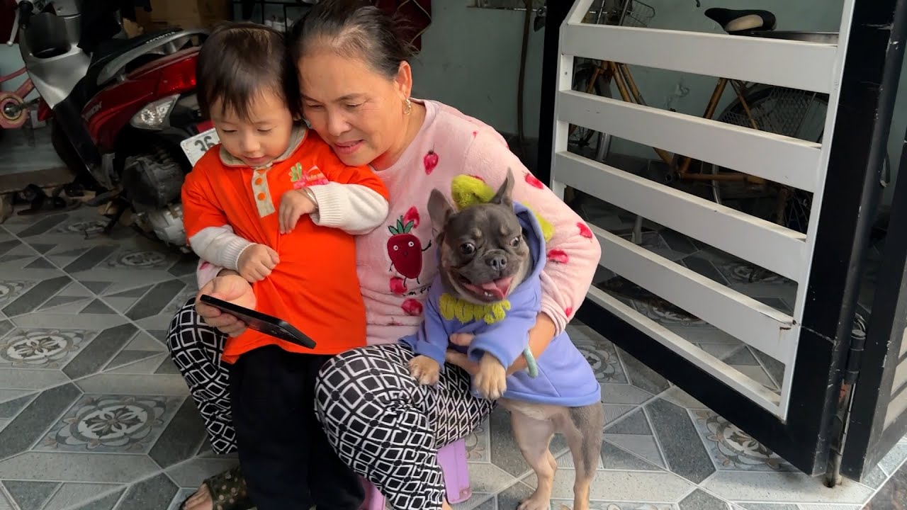 Mun followed Diem down to play with her grandmother