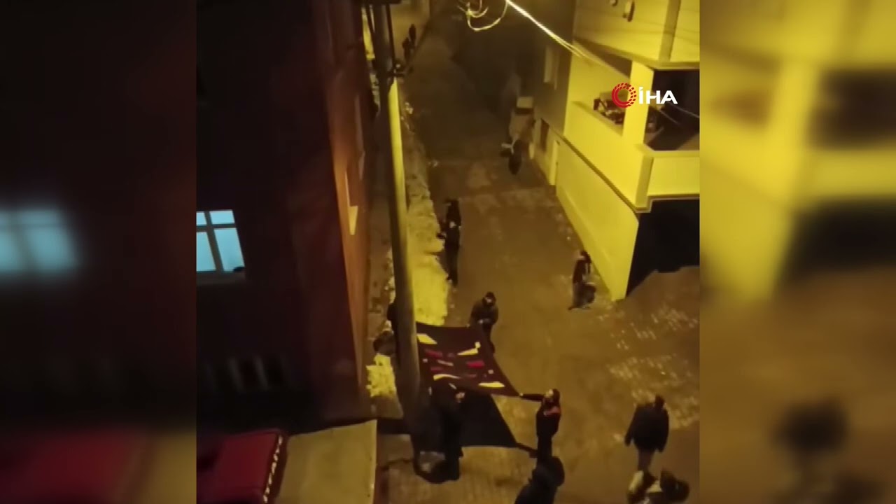 Siirt&rsquo;te vatandaşların duyarlılığı takdir topladı: Elektrik direğinde mahsur kalan kedi kurtarıldı