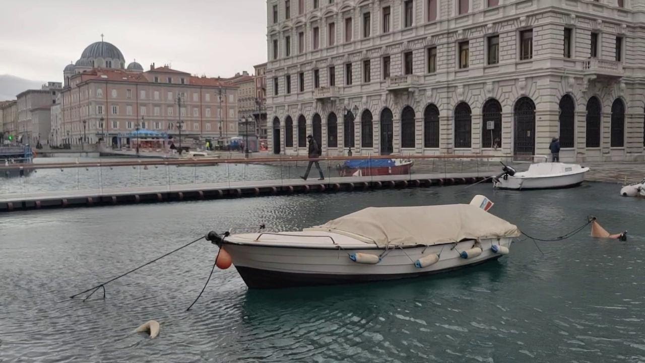 Maltempo a Trieste: l'acqua alta in Ponterosso
