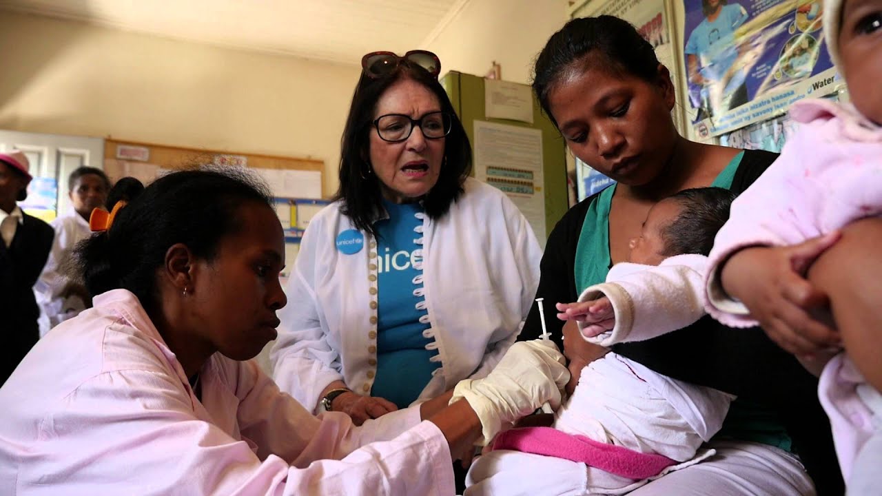 Nana Mouskouri en visite a Madagascar