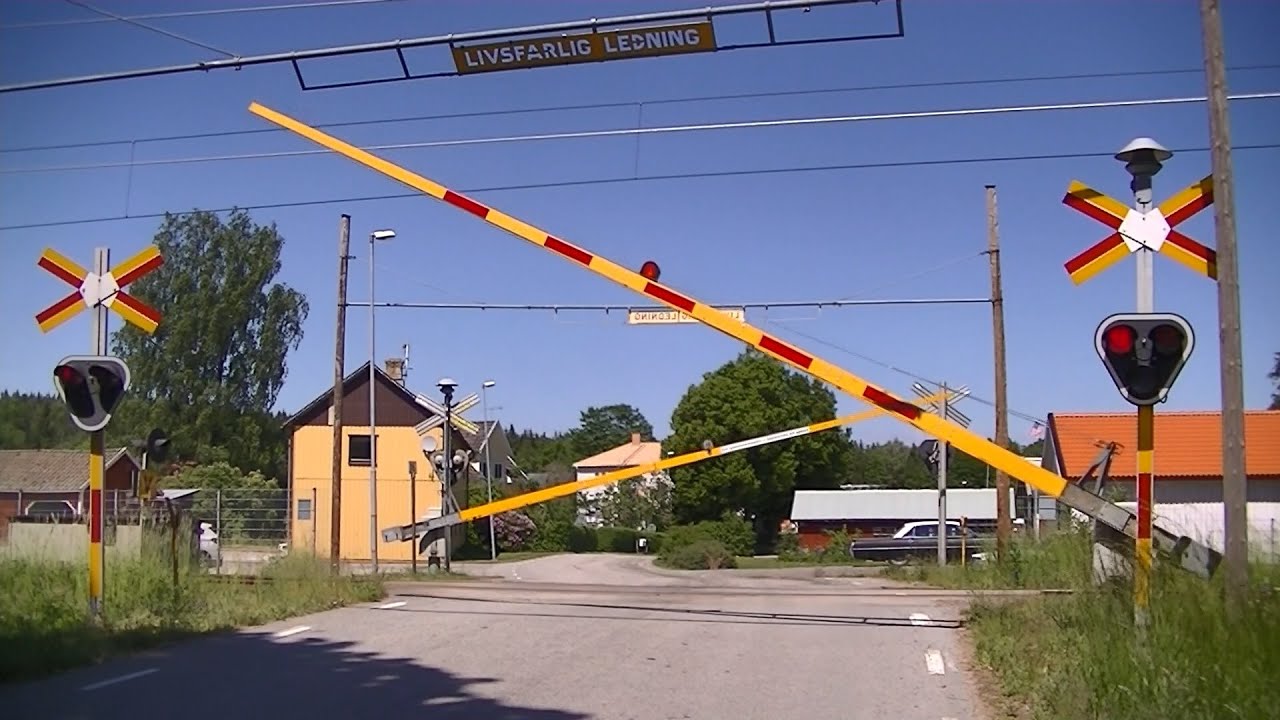 Spoorwegovergang Dalskog (S) // Railroad crossing // J&auml;rnv&auml;gs&ouml;verg&aring;ng