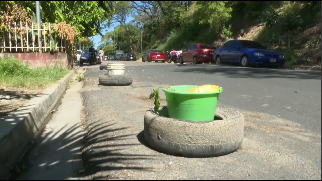 APARTAR PARQUEO EN ESPACIOS PÚBLICOS | Noticias 4 visión | El Salvador