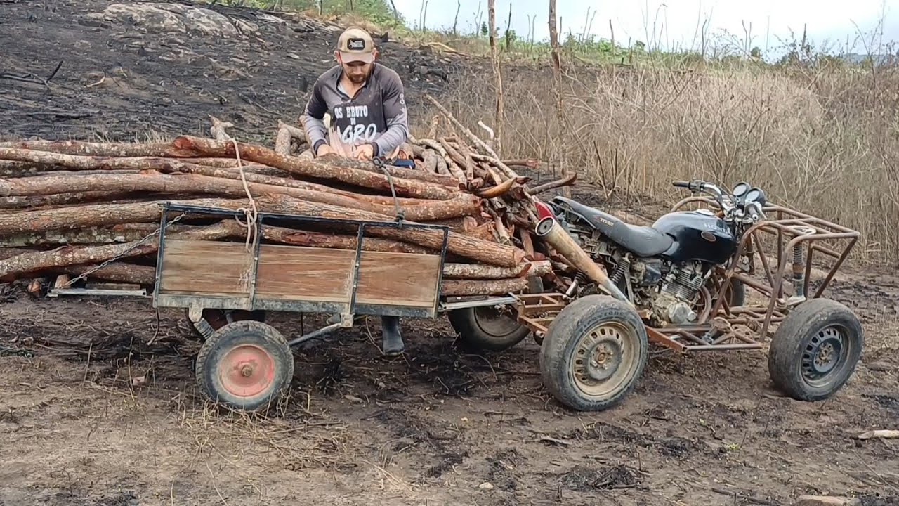 Carregando estacas no quadriciclo caseiro com carretinha reboque 