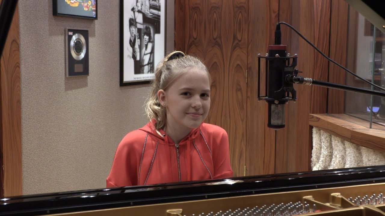 Somebody to love - Queen (Piano cover by Emily Linge)