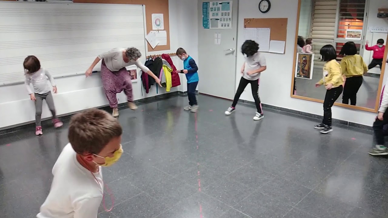 Exercici de moviment amb la cançó Zina del grup Babylone. Petits Artistes, grup Inicial E