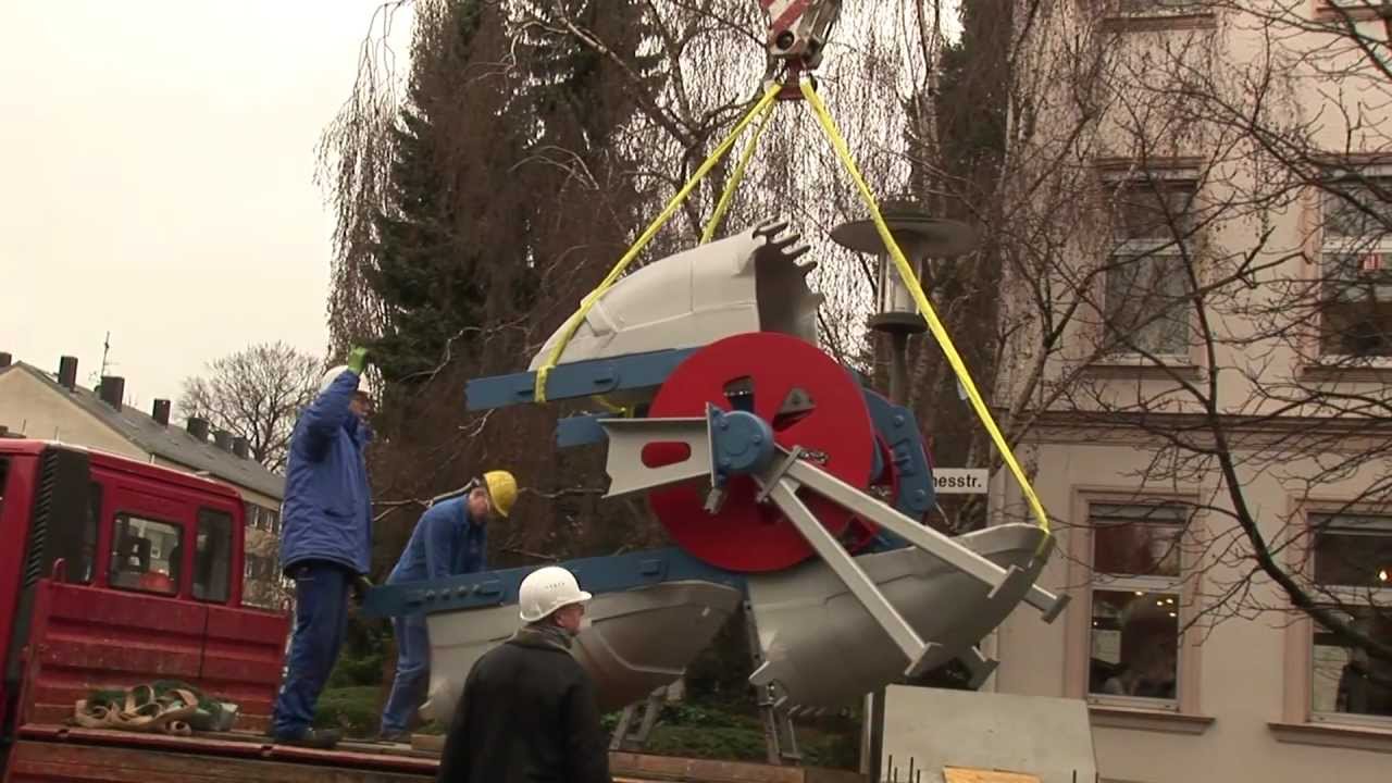 Das Braunkohledenkmal wird aufgestellt.