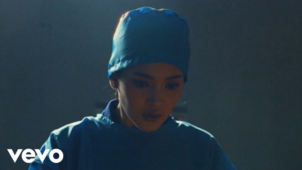 Prinsa Mandagie - Bertahan Sendiri (Official Music Video)