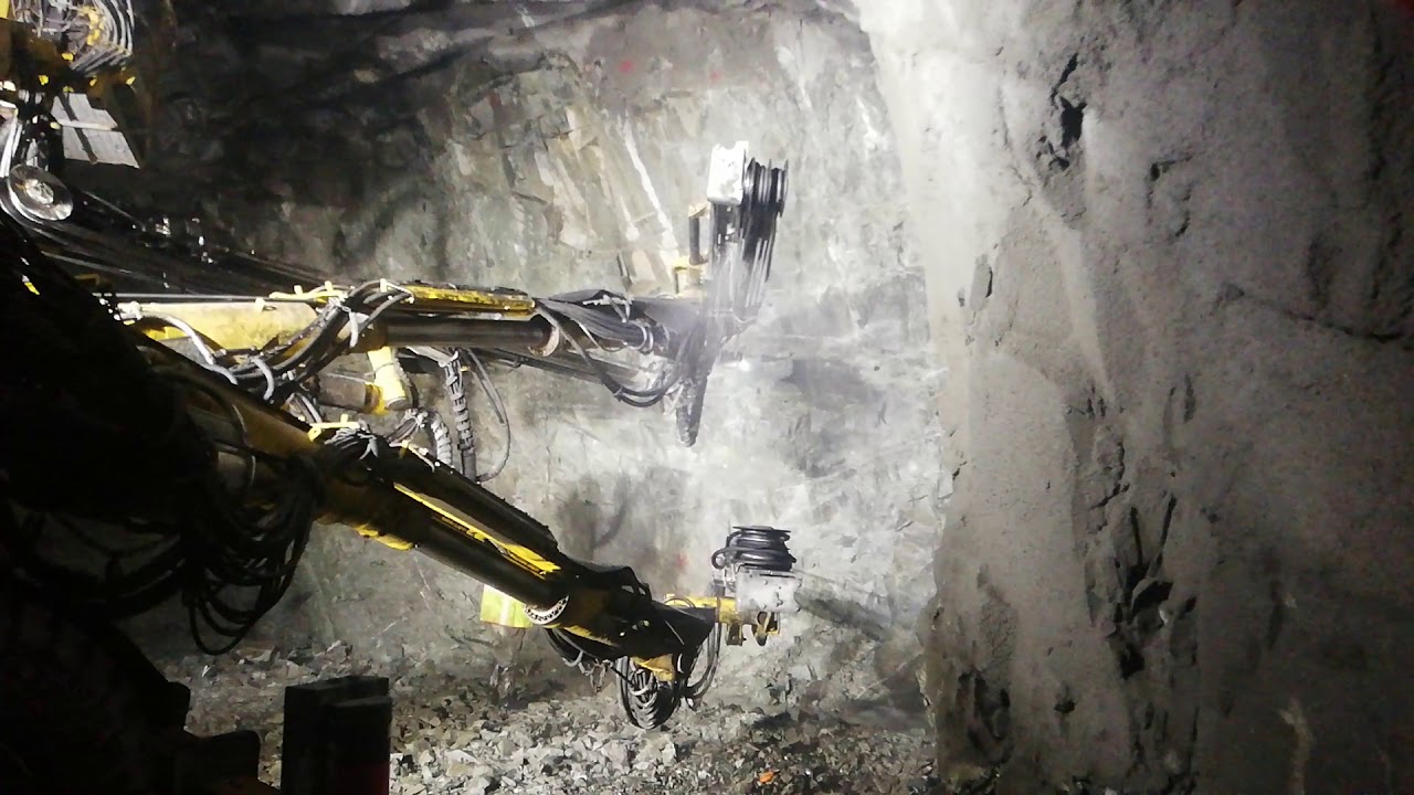 How a Jumbo drilling Machine in tunnel works