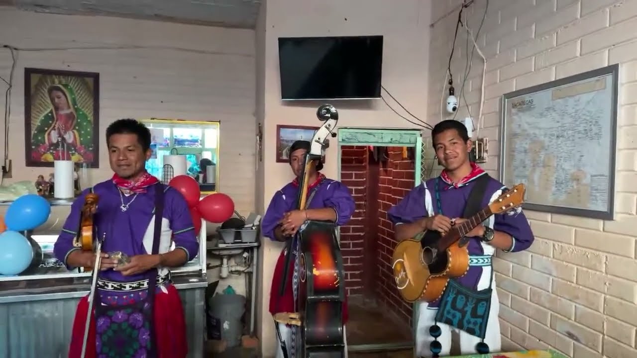 Fiesta sorpresa para Karla con ritmo huichol