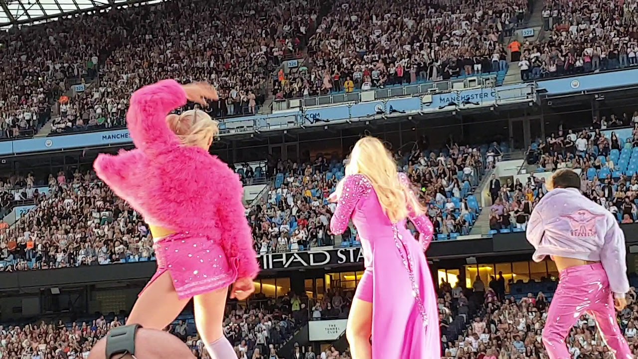Front Platform: Spice Girls Entrance/Spice Up Your Life 01.06 Manchester