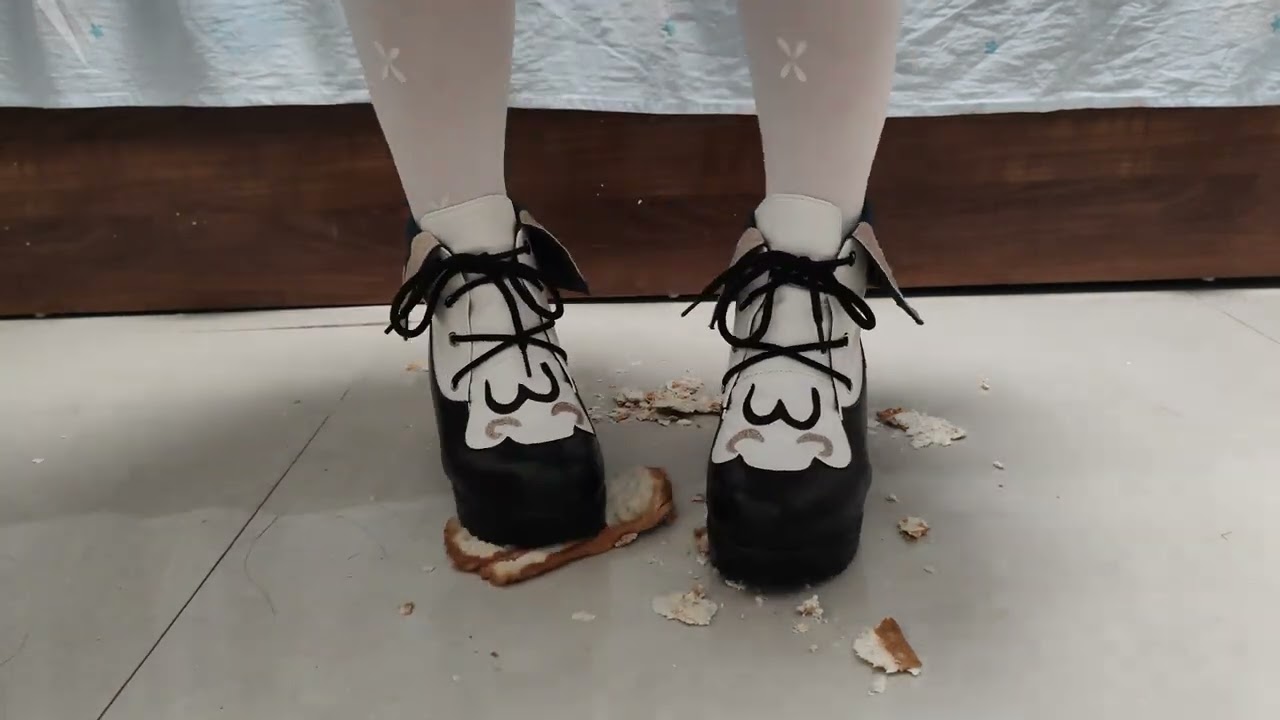 Trample Bread in Barbara Cosplay Shoes - 芭芭拉cos鞋踩面包 - Part 1
