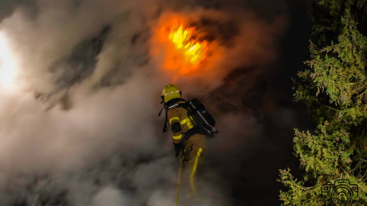 Grote brand in woning met rieten kap Emst.