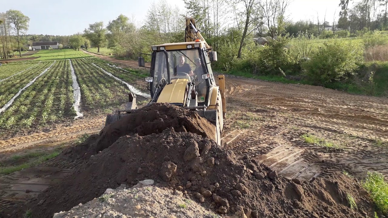 Cat 428c przewożenie ziemi