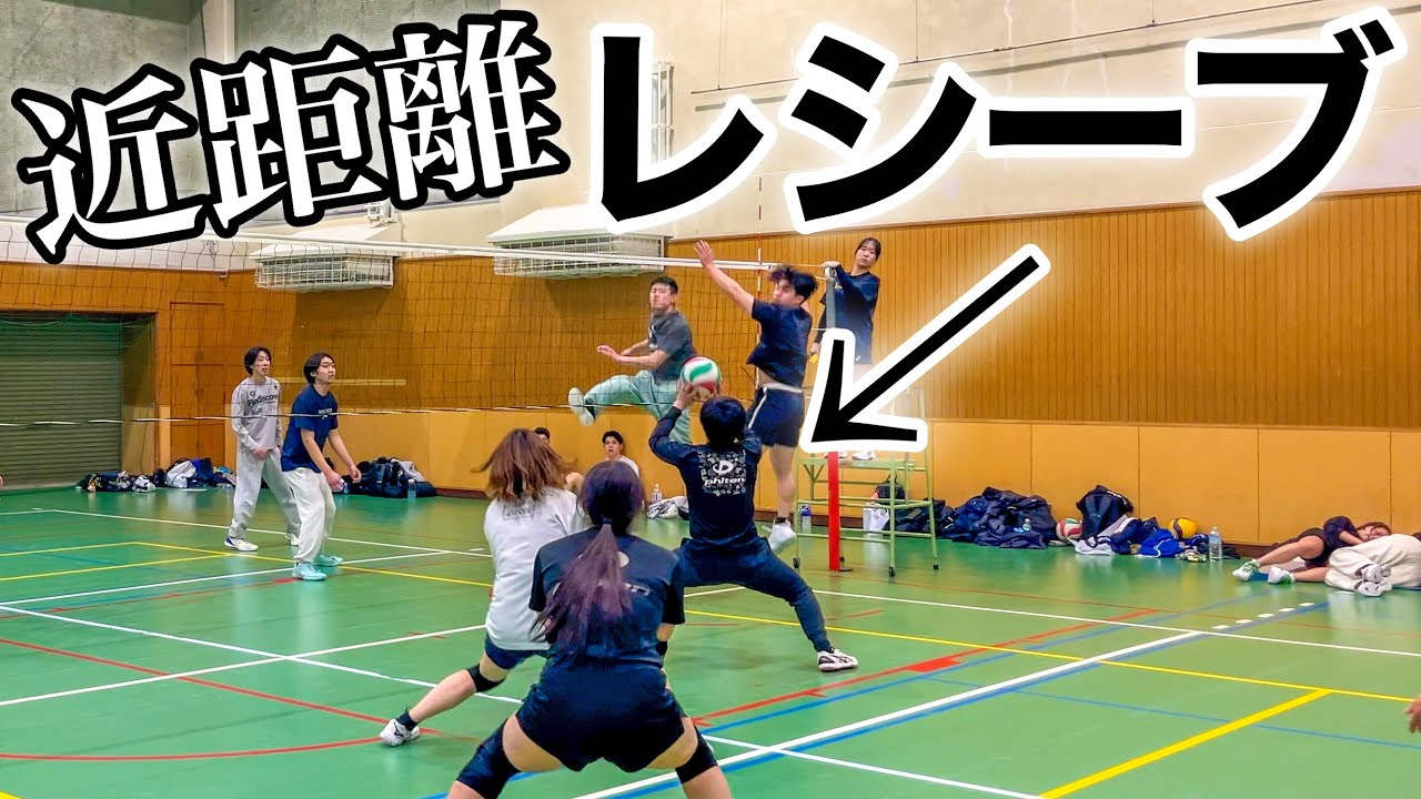 (Волейбольный матч) Чудо принимает мяч с близкого расстояния