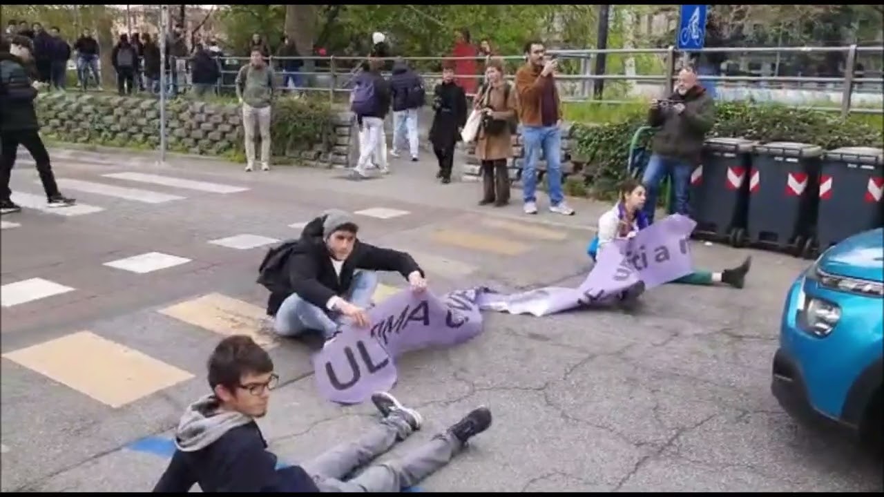 Attivisti per l'ambiente bloccano il traffico scatenando la furia degli automobilisti