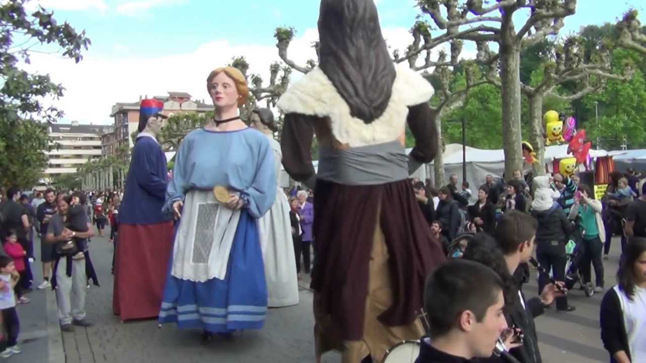 Loinatz Jaiak 2013. Haurren Txupinazoa eta erraldoi-buruhandien kalejira