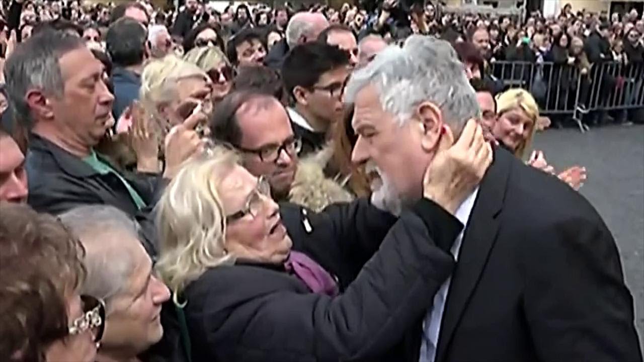 Funerali Frizzi, l'abbraccio della folla al fratello Fabio: 