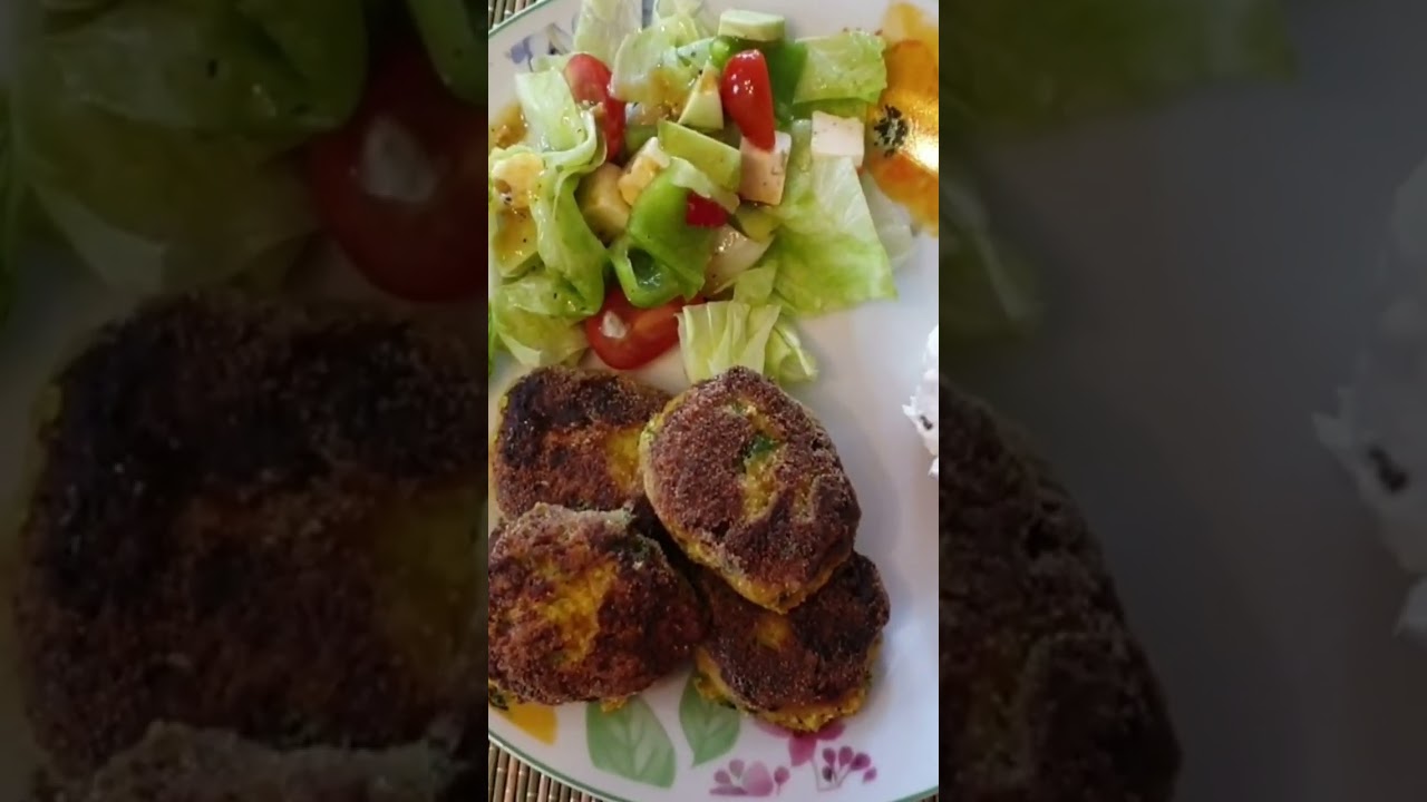Zucchini-Karotten Puffer | Vegane Bratlinge mit Salat