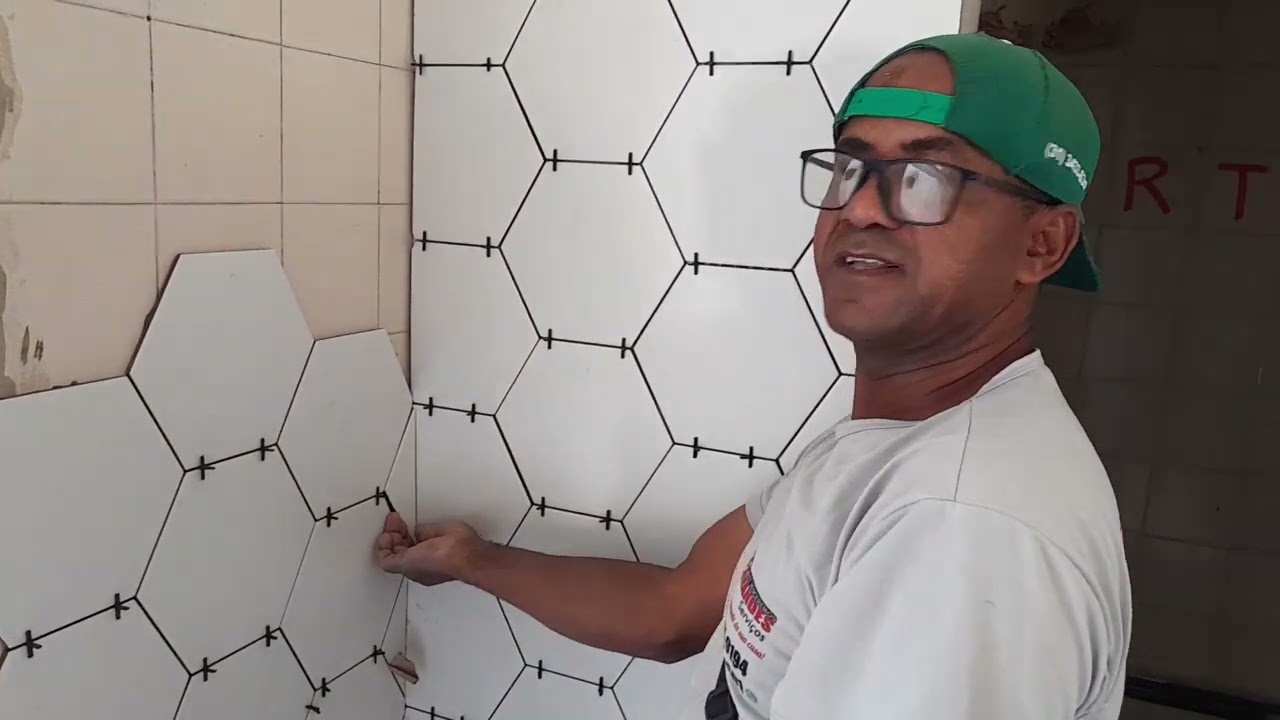 como assentar cer&acirc;mica na parede, exagonal