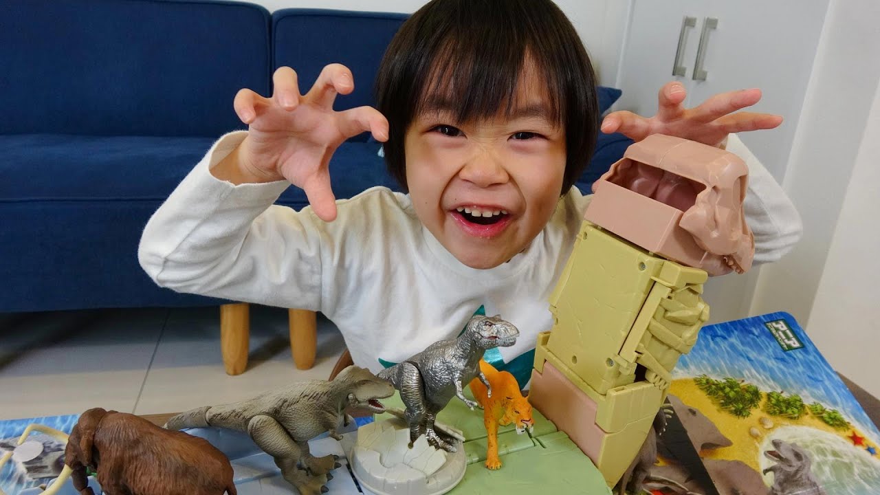 レオくんがアニア 合体！恐竜探検島であそぶよ！きょうりゅうたちがたくさん！ レオスマイル