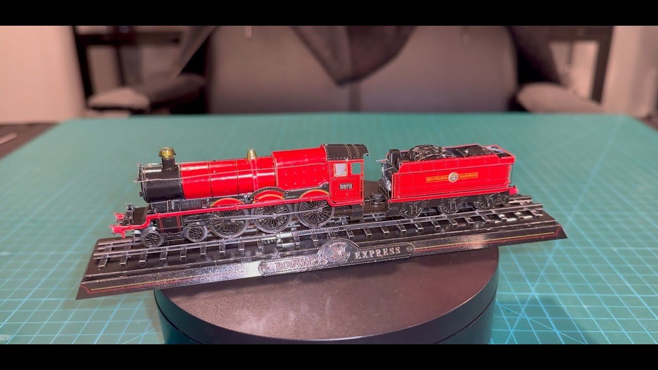 Metal Earth Hogwarts Express with Track