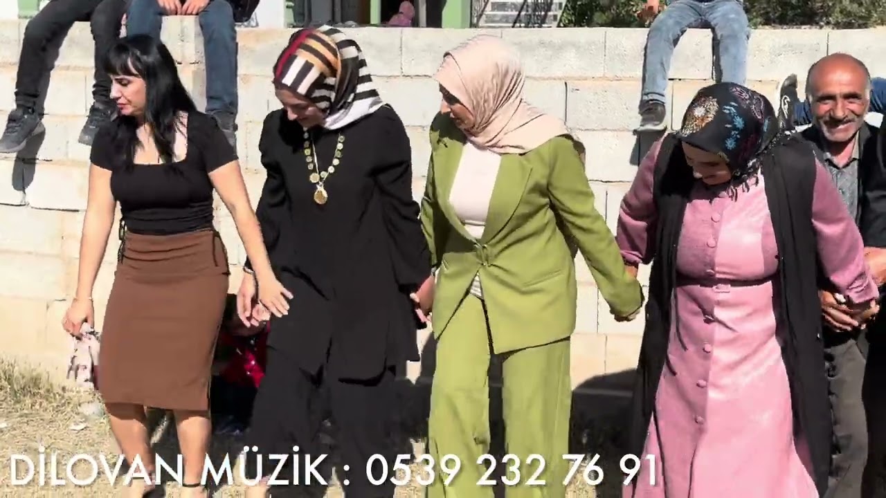 Derem eniz sahnelerde yer yerinden oyunuyor
