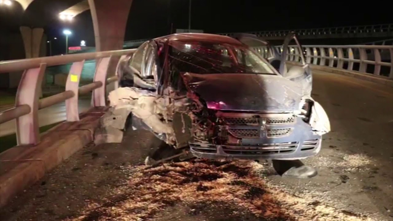 Por evitar chocar contra motociclista pareja choca contra puente